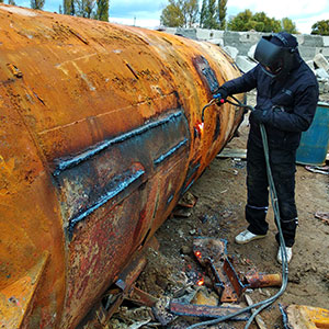 Обрізання деталей бочки газозварником