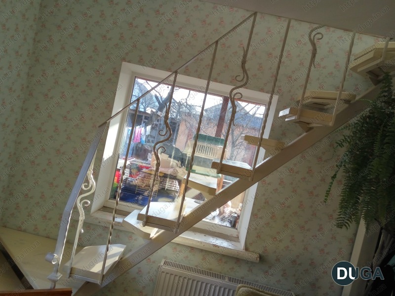 Металлическая лестница с гусиным шагом